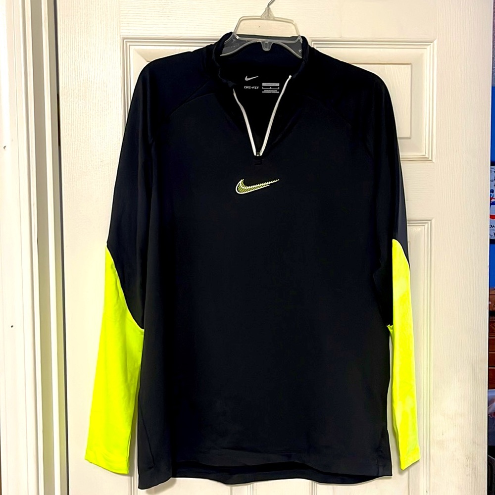 Nike Strike Drill Top 22 men's long sleeve performance 1/4 zip.   Size large.